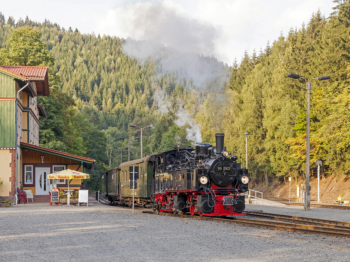 Der 99 5901 mit dem Traditionszug Nordhausen – Brocken – Nodrhausen  bei Ausfahrt aus den Bahnhof Eisfelder-Talmühle in Richtung Nordhausen am 24. September 2016.