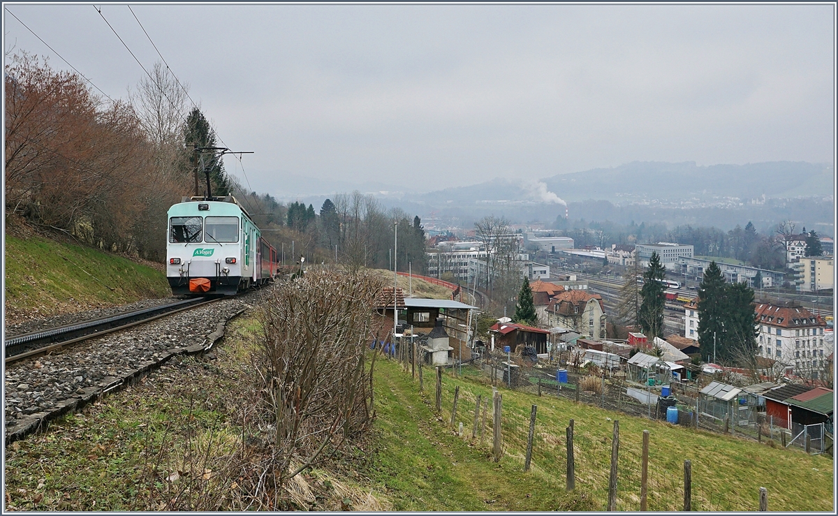 Der AB BDeh 4/4 N° 14 fährt mit seiner S 22 2096 seinem Ziel St.Gallen entgegen. Der Vorbahnhof von St.Gallen ist rechts im Bild im  Tal  zu erkennen und in der Bildmitte die offene, 180 Grad Kehrschleife. Von den ursprünglich fünf Zahnstangenabschnitten ist dies der letzte, verbliebene Zahnstangenabschnitt. Doch schon in wenigen Tagen fahren hier nie mehr Züge. Die Strecke wird am 3. April für Bauarbeiten gesperrt und am 17. Oktober 2018 der 700 Meter lange Ruckhaldentunnel in Betrieb genommen und somit auch dieser letzte Zahnstangenabschnitt entbehrlich.
17. März 2018
