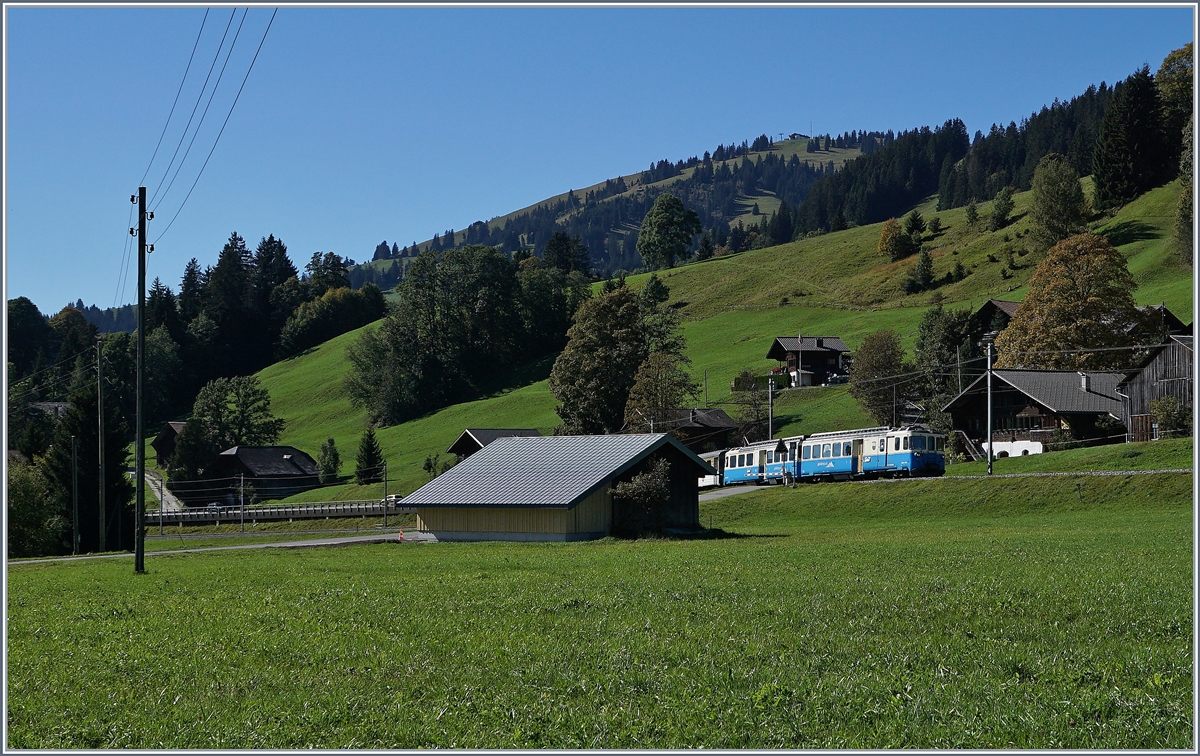 Der ABDe 8/8 4002  Vaud  erreicht mit seinem Regionalzug 2224 von Montreux nach Zweisimmen in Kürze Saanenmöser.
30. Sept. 2016