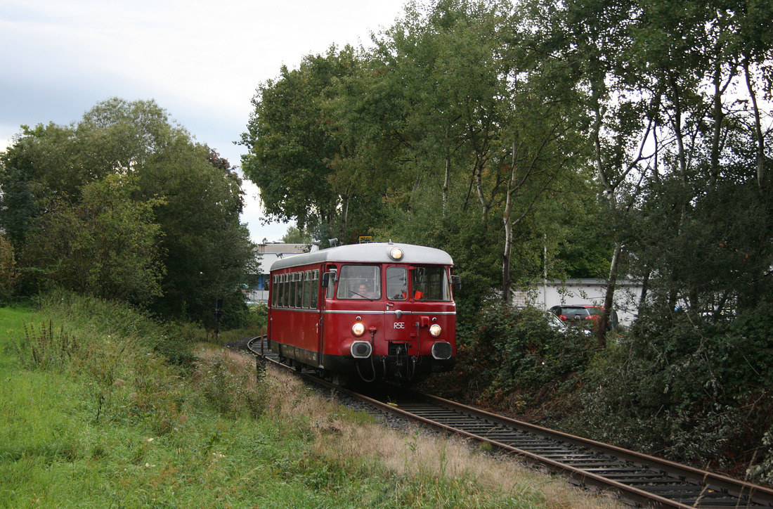 Der abgebildete MAN-Schienenbus der RSE (Fahrzeugnummer nicht bekannt), pendelte zwischen Bonn-Beuel (RSE) 
und dem Veranstaltungsgelände der Kirmes  Pützchens Markt .
Aufgenommen am 11. September 2011 in Bonn-Pützchen-Bechlinghoven.