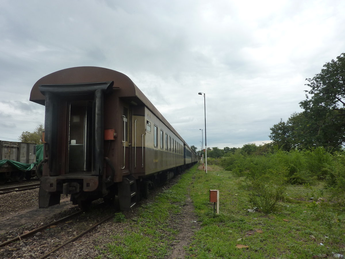 Der abgestellte Personenzug nach Bulawayo im Bahnhof Victoria Falls am 12.12.2014. Eine Fahrt in diesem Zug ist mir leider nicht gelungen, da die Strecke erst für mehrere Tage aufgrund von einer Entgleisung gesperrt war und danach die Lok defekt war und ich mich aufgrund von einer zu erwaretenden Verspätung von 12 Stunden für den Bus entschieden habe.