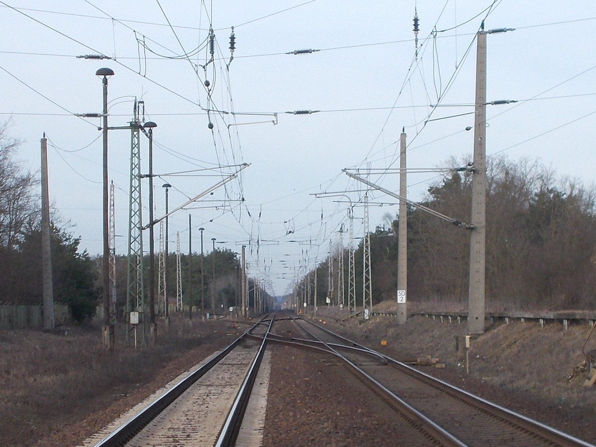 Der Abzweig in Britz von der Hauptstrecke Berlin-Stralsund,links nach Joachimstal,am 04.März 2017,vom Bahnübergang Eberswalder Straße,aus.