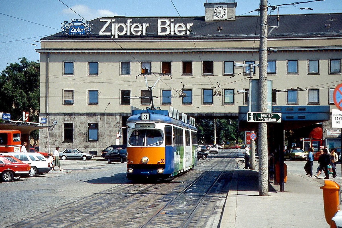 Der Achtachser 83 der ESG Linz kommt im Sommer 1991 am Linzer Hauptbahnhof an