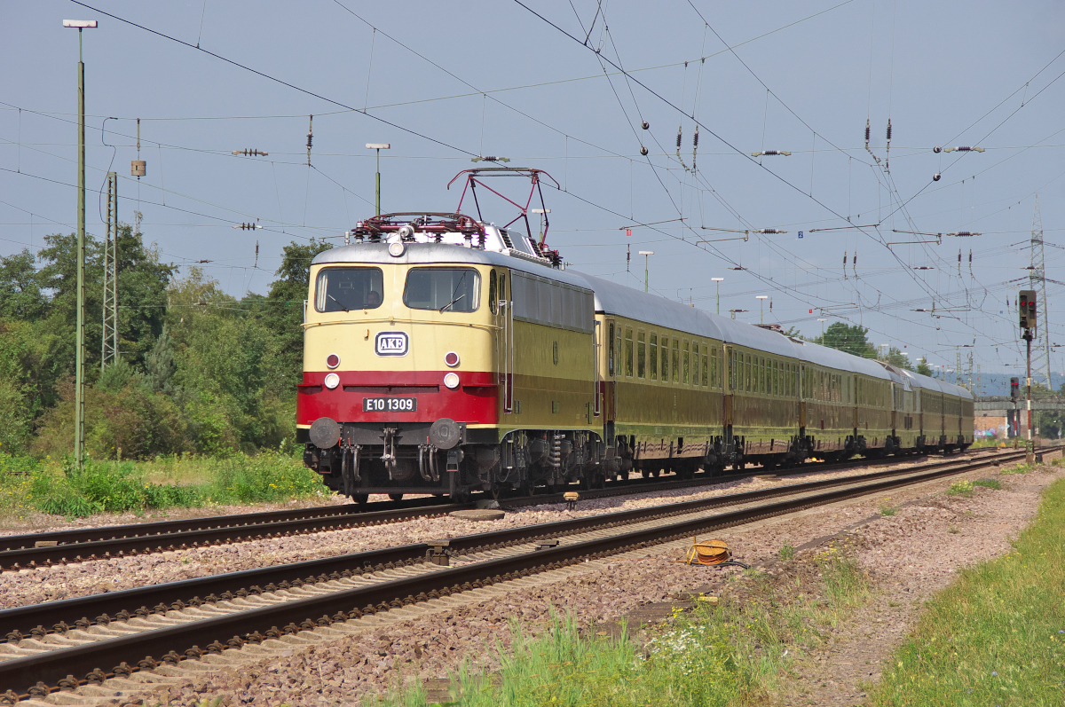 Der AKE Rheingold Dortmund - Trier - Völklingen mit E10 1309 ist fast pünktlich durch Bous gerauscht. Bahnstrecke 3230 Saarbrücken - Karthaus am 26.08.2017