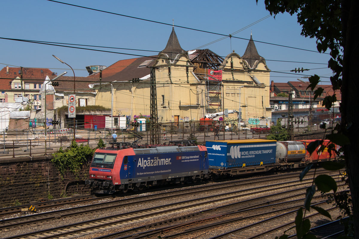 Der  ALPÄZÄHMER  Re 482 018-9 ist am 25. Juli 2018 mit einem Güterzug unterwegs in Offenbug gen Süden. 