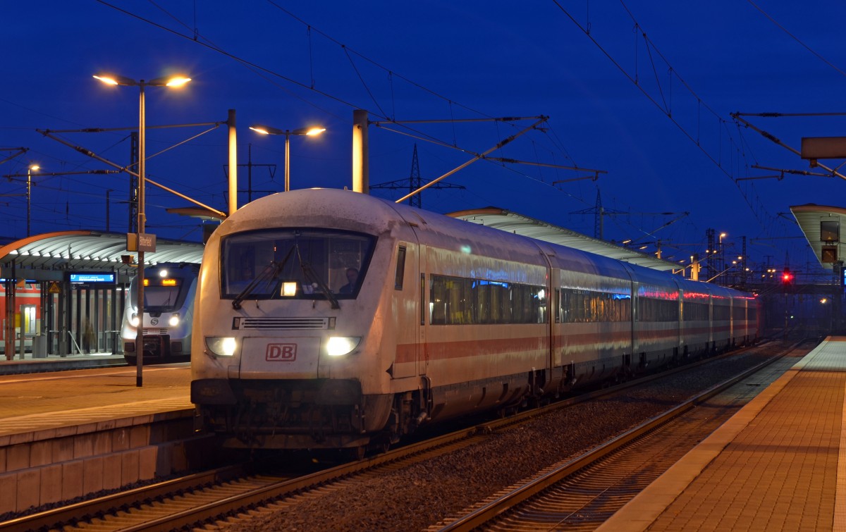 Der als ICE 1005 verkehrende Metropolitan wartet am Morgen des 16.12.14 in Bitterfeld auf die Abfahrt Richtung Halle(S).