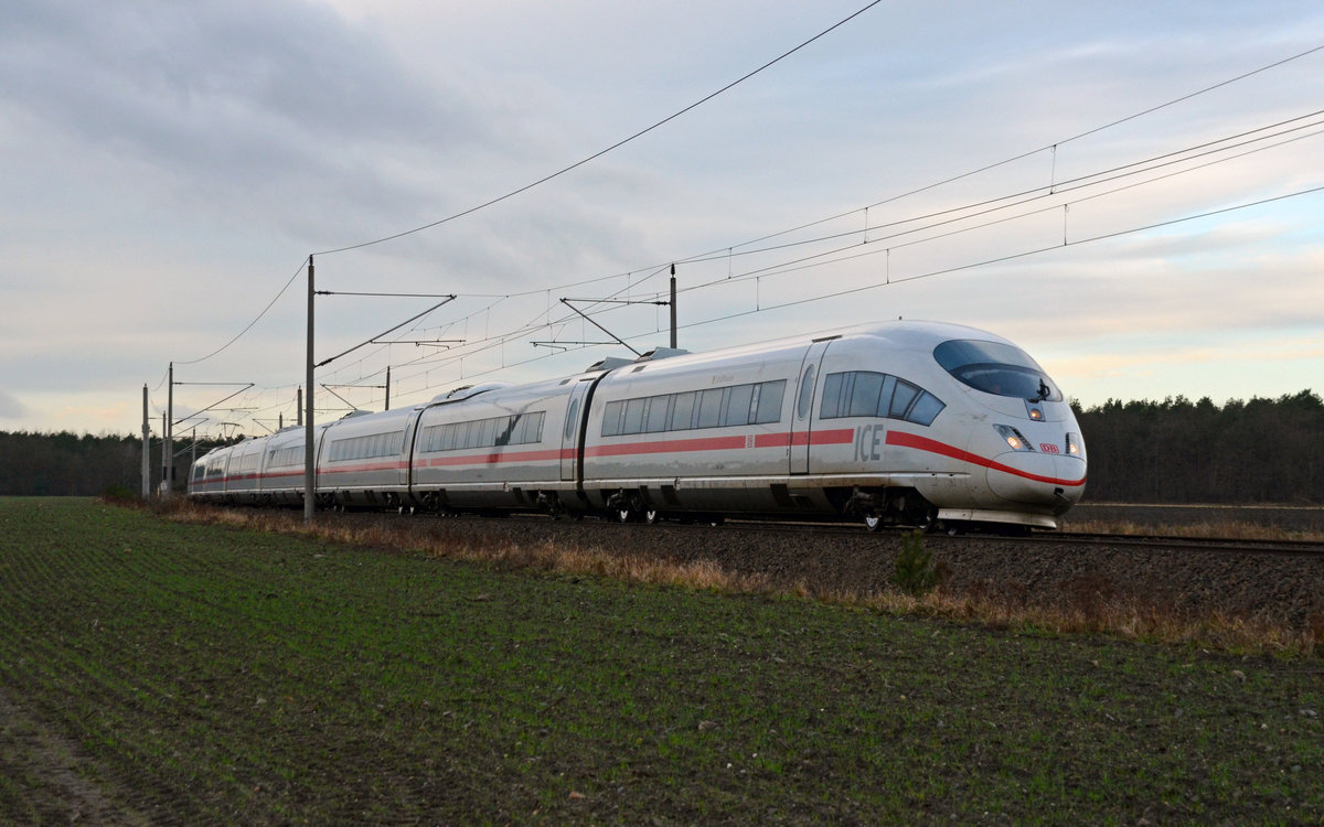 Der als ICE 1008 verkehrende Triebzug der Baureihe 403 fährt am Morgen des 01.02.18 durch Burgkemnitz Richtung Berlin.