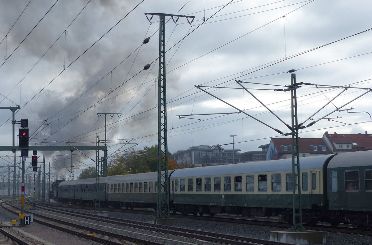 Der  Altenburger-Express  von Eisenach nach Altenburg, bespannt mit der 41 1144-9, am 07.10.2017 bei der Ausfahrt in Erfurt Hbf.