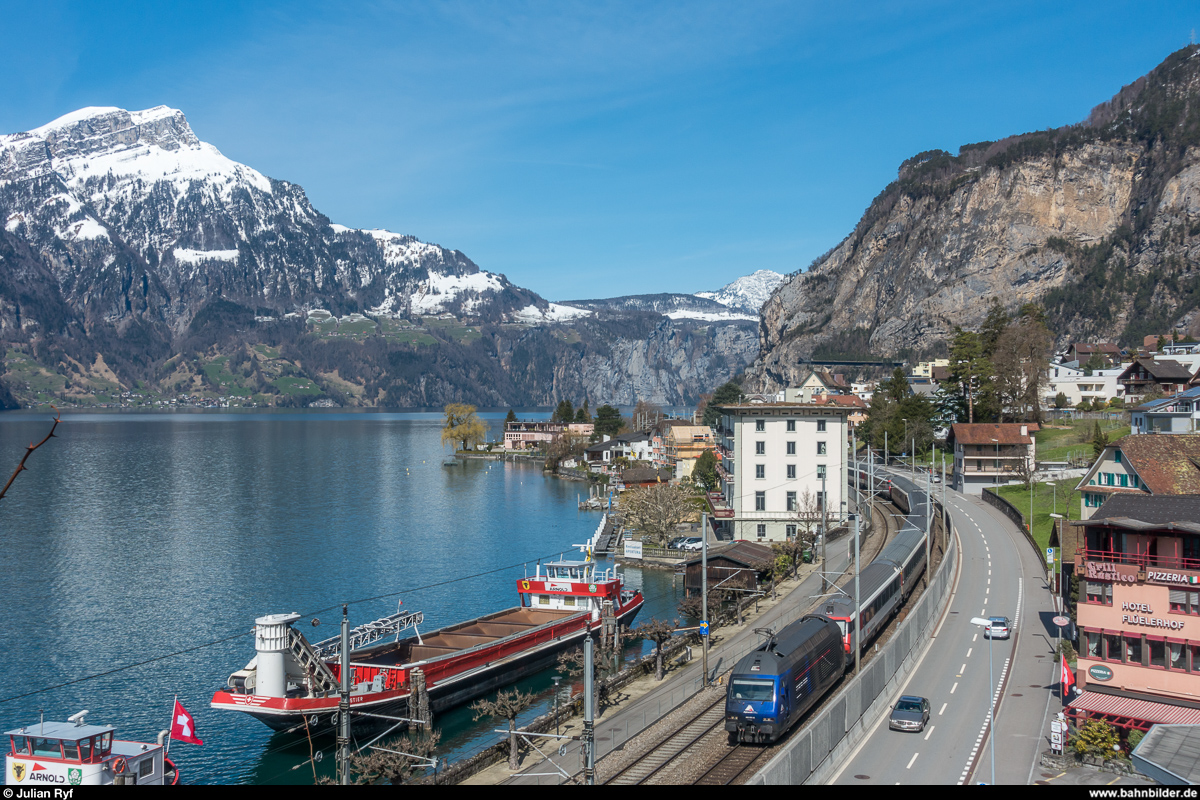 Der auf die maximale Länge von 409 Metern (für den Oster-Rückreiseverkehr) verlängerte IC 871 durchfährt am 2. April 2018 Flüelen in Richtung Lugano. Um im Gotthard-Basistunnel die Geschwindigkeit von 200 km/h zu erreichen, wurde dem Zug mit der Re 460 031  Ceneri 2020  eine zweite Lok vorgespannt.