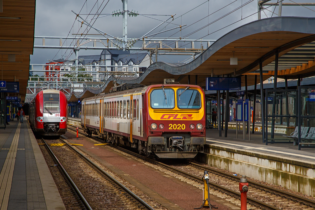 
Der aus Diekirch am 18.08.2015 im Bahnhof Luxemburg angekommene CFL Elektrotriebwagen Z 2020 fährt nun vom Gleis 7 (Voie) in den Abstellbereich. 

Links auf Gleis 5 steht der Coradia Duplex CFL 2220, ein  Elektrotriebwagen der Série 2200 auch als Computermaus bekannt.
