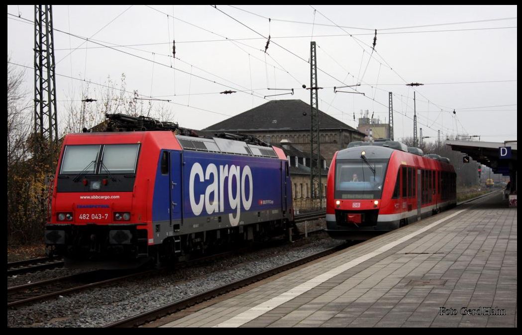Der ausfahrende VT 648763 der DB nach Nordhausen passiert am 1.12.2014 im Bahnhof Göttingen die abgestellte Cargo SBB 482043 um 10.48 Uhr. 