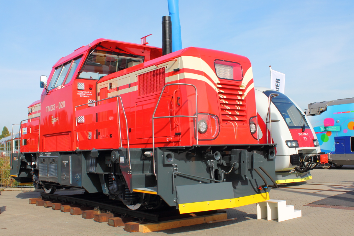 Der Aussteller CZ LOKO präsentiert sich auf der InnoTrans am 28.09.2014 in Berlin mit der 2-achsigen Diesellokomotive TME 3.
Spurweite: 1520 mm
Motor: CAT C15
Höchstgeschwindigkeit: 60 km/h
Leistung: 430 kW
Gesamtgewicht: 46 t
