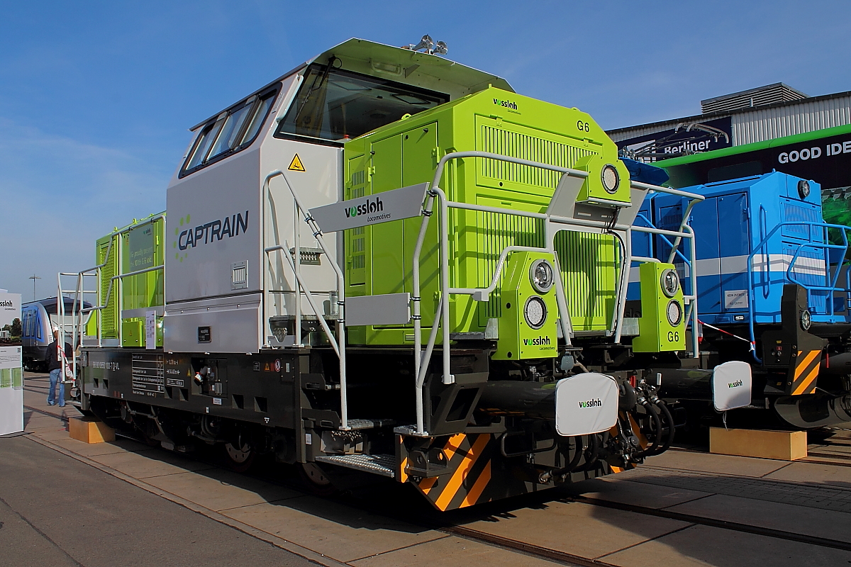Der Aussteller Vossloh Locomotives GmbH präsentiert sich auf der InnoTrans am 28.09.2014 in Berlin mit der 3-achsigen dieselhydraulischen Lokomotive für den schweren Rangierdienst G 6 für die Firma Captrain.
Baujahr: 2013
Fabrik-Nummer: 5101982
