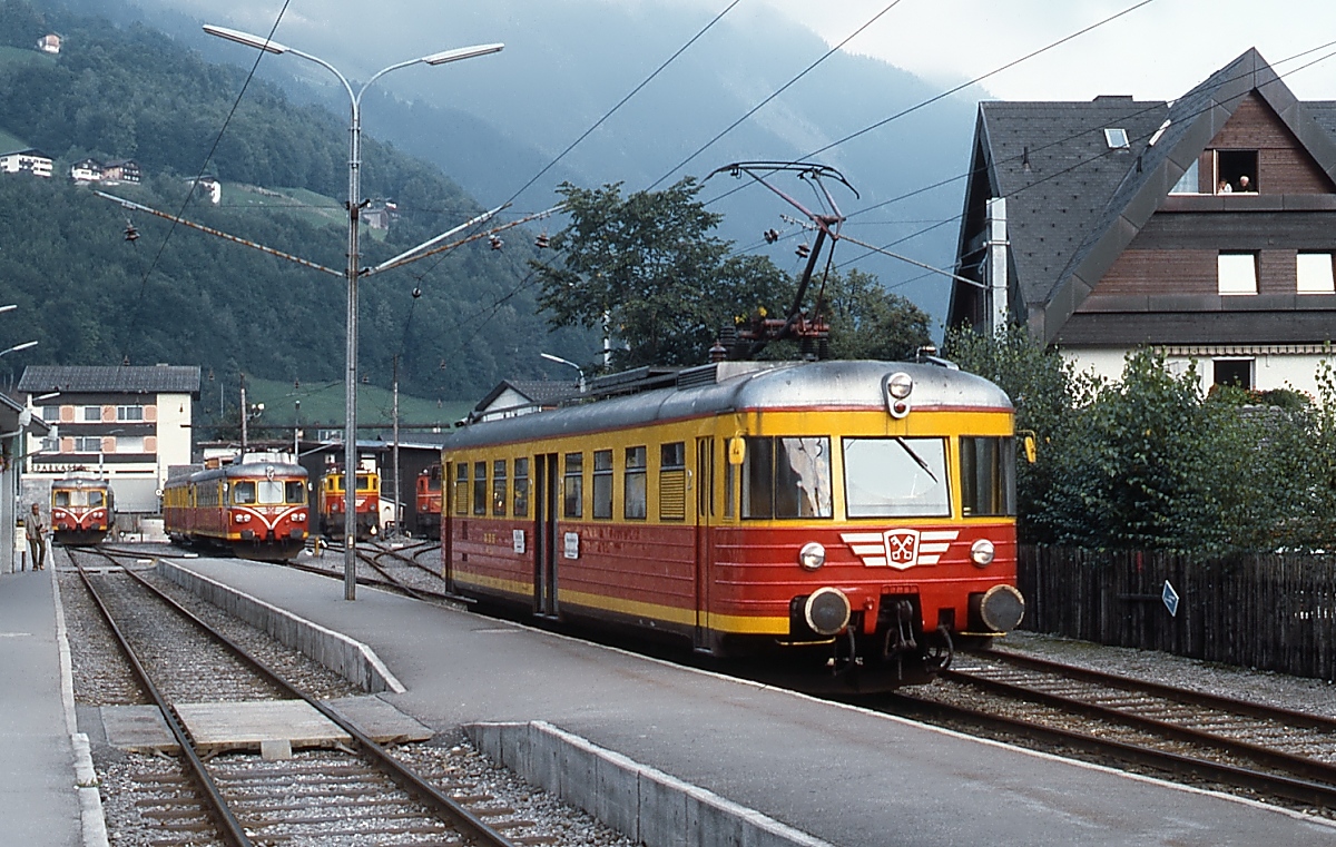 Der von der Bad Eilsener Kleinbahn erworbene ET 10.101 der Montafonerbahn im August 1982 im Bahnhof Schruns, im Hintergrund die ET 10.103 und 104 sowie die von der ÖBB gekauften 1045.01 und 03