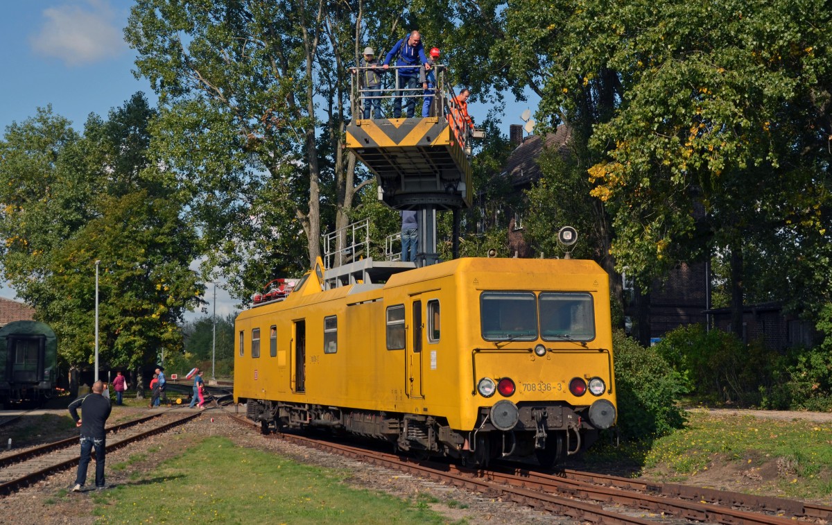 Der im Bahnbetriebswerk Wittenberg-Altstadt beheimatete Turmtriebwagen 708 336 war am 26.09.15 zu besichtigen. Mit gehobener Arbeitsplattform sonnt er sich im Bw.