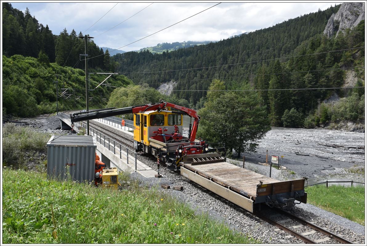 Der Bahndienst wird tätig. Nachdem die Carrerabachbrücke teilweise überflutet wurde, wird jetzt ein Baucontainer mit dem Te 2/2 81 gebracht. (09.08.2017)
