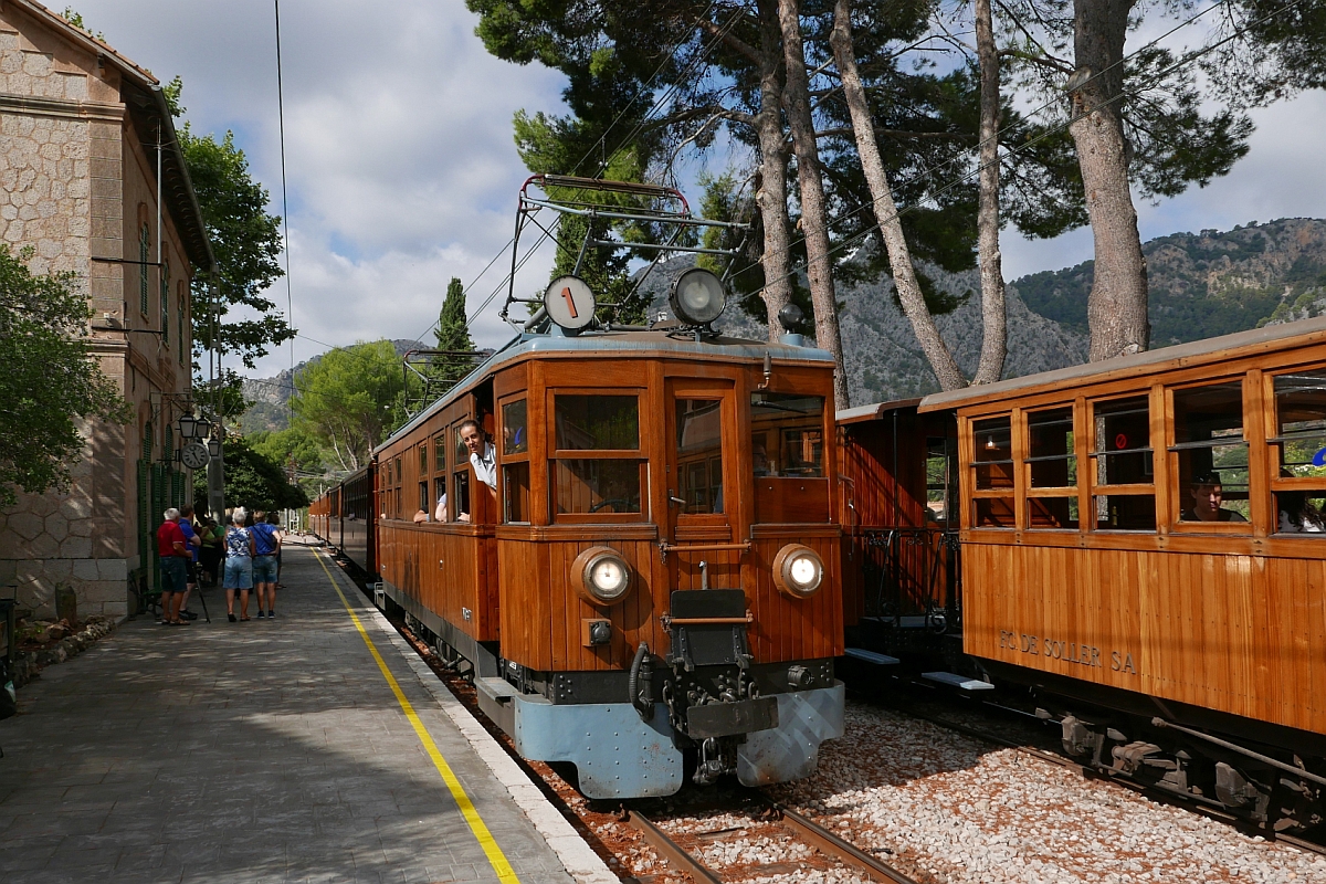 Der Bahnhof Bunyola ist eine von vier möglichen Kreuzungsstellen auf der ansonsten eingleisigen Bahnstrecke der Ferrocarril de Sóller zwischen Palma de Mallorca und Sóller. Bei der Einfahrt des von Triebwagen Nr. 1 gezogenen Zuges aus Palma de Mallorca fährt dieser am 21.09.2016 an dem bereits aus Sóller angekommenen Zug vorbei.