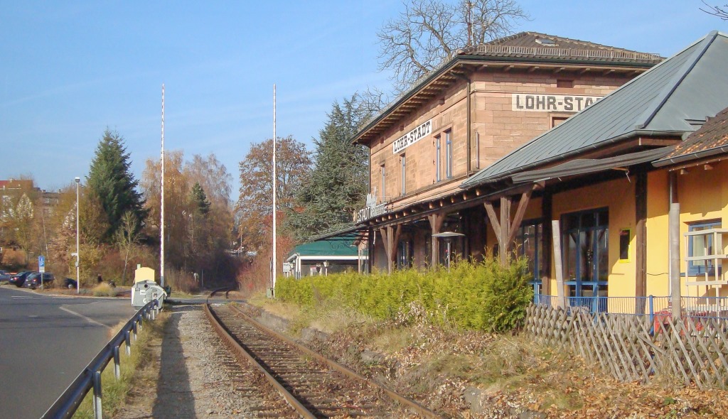 Der Bahnhof Lohr Stadt lag an der Nebenbahn über Marktheidenfeld nach Wertheim. Seit 1976 fahren hier nur noch Güterzüge. Zur Jahrtausendwende wurde die Nebenbahn ab dem Industriegelände am südlichen Stadtrand von Lohr abgebaut. (Blick nach Norden am 21.11.11)