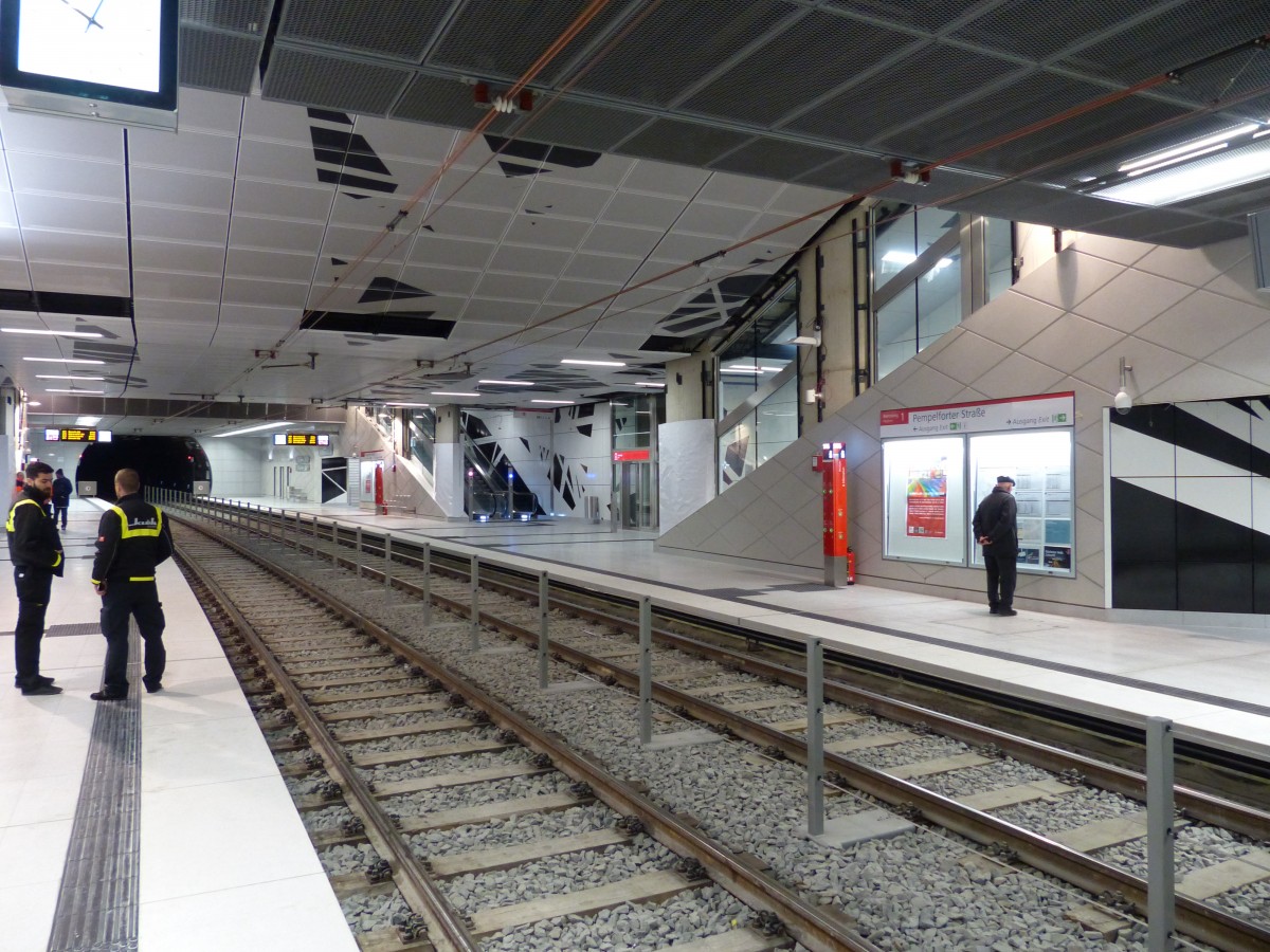 Der Bahnhof Pempelforter Straße weist neben den wiedererkennbaren Wandfliesen einen schwarz-weiß gestalteten Eingangsbereich auf. Ein großer (hier nicht zu sehender) Bildschirm am Bahnhofsende zeigt geometrische Spielereien an, Klänge untermalen den dadurch entstandenen Eindruck. 21.2.2016
