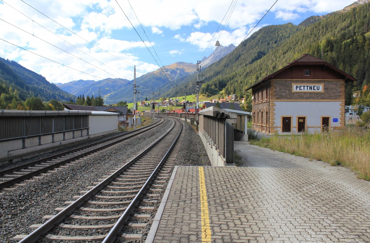 Der Bahnhof von Pettneu an der Arlbergbahn wird nicht mehr bedient, aber ist meiner Meinung nach allein schon wegen der landschaftlichen Reize ein Foto wert, mit Blickrichtung St. Anton am Arlberg,Oktober 2012