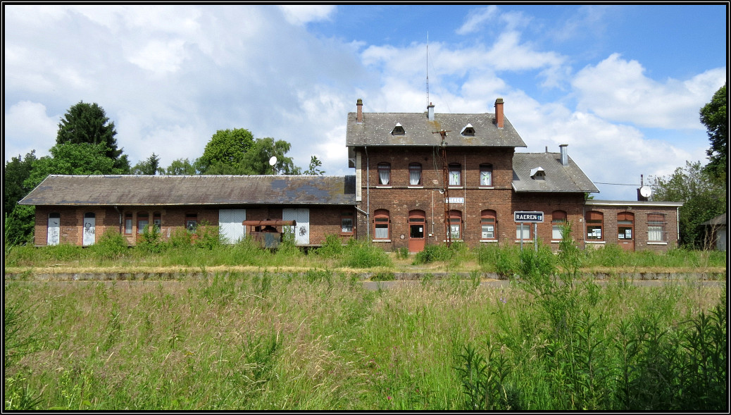 Der Bahnhof Raeren in Belgien an der ehemaligen Vennbahn mit Güterschuppen in der Frontalansicht. Bildlich festgehalten am 23.Juni 2015.