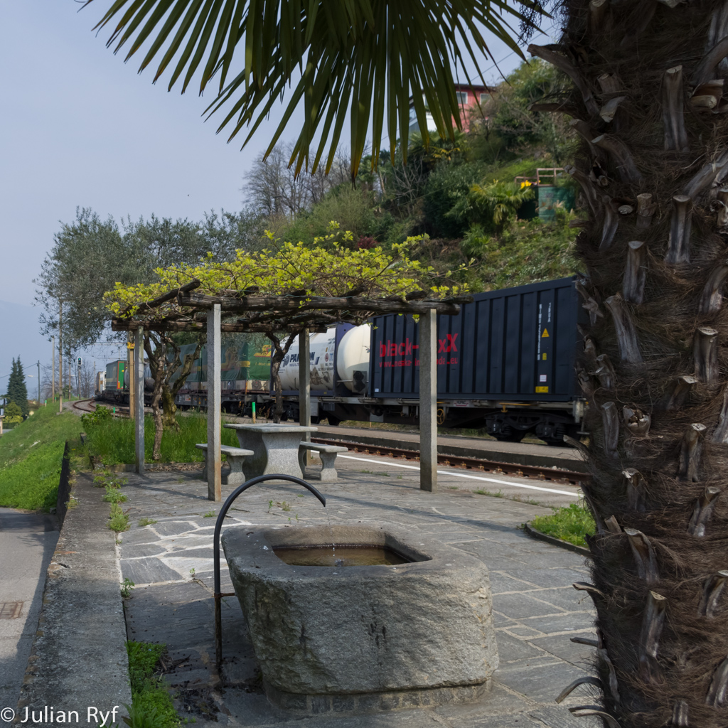 Der Bahnhof San Nazzaro am Lago Maggiore (oder wenigstens ein Teil davon) - 10. April 2015.