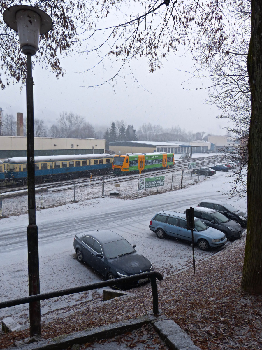 Der Bahnhof von Viechtach liegt an einem sehr tiefen Punkt des Ortes und zum Bahnhof hin führt eine Straße mit 16 Prozent Gefälle. Vom angrenzenden Park aus fotografierte ich am 02.01.2017 die abgestellten Fahrzeuge im Bahnhof 