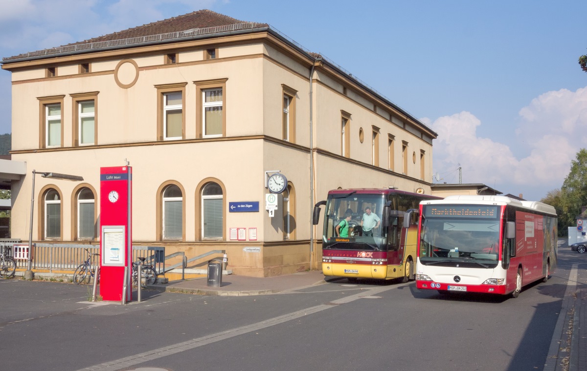 Der Bahnhofsvorplatz in Lohr am Main: Statt der Nebenbahn muss man heute mit dem Bus nach Marktheidenfeld und Wertheim fahren. (Blick nach Osten am 1.10.16) 