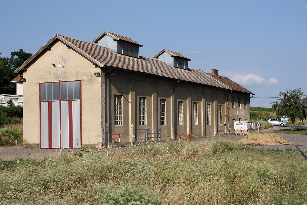 Der Bahnmeisterschuppen im Bf. Dobermannsdorf steht am 20.Juli 2013 noch. Der Lokschuppen, welcher sich davor befand, ist leider auch schon Geschichte.