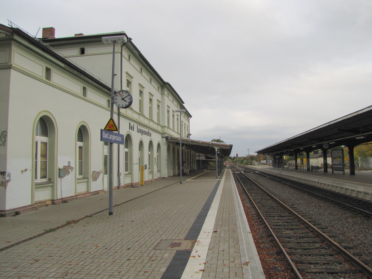 Der Bahnsteig 1 am 22.10.2016 in Bad Langensalza.
