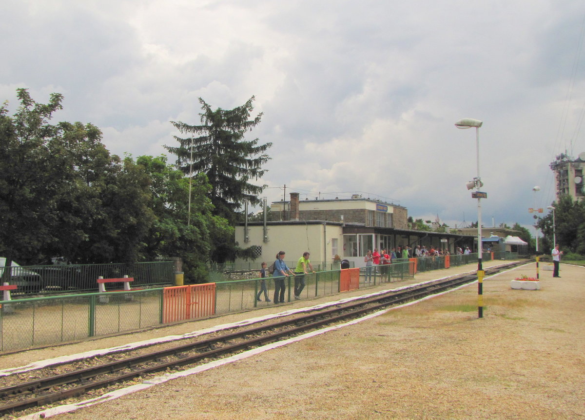 Der Bahnsteig 1 in Széchenyi-hegy am 04.06.2016.