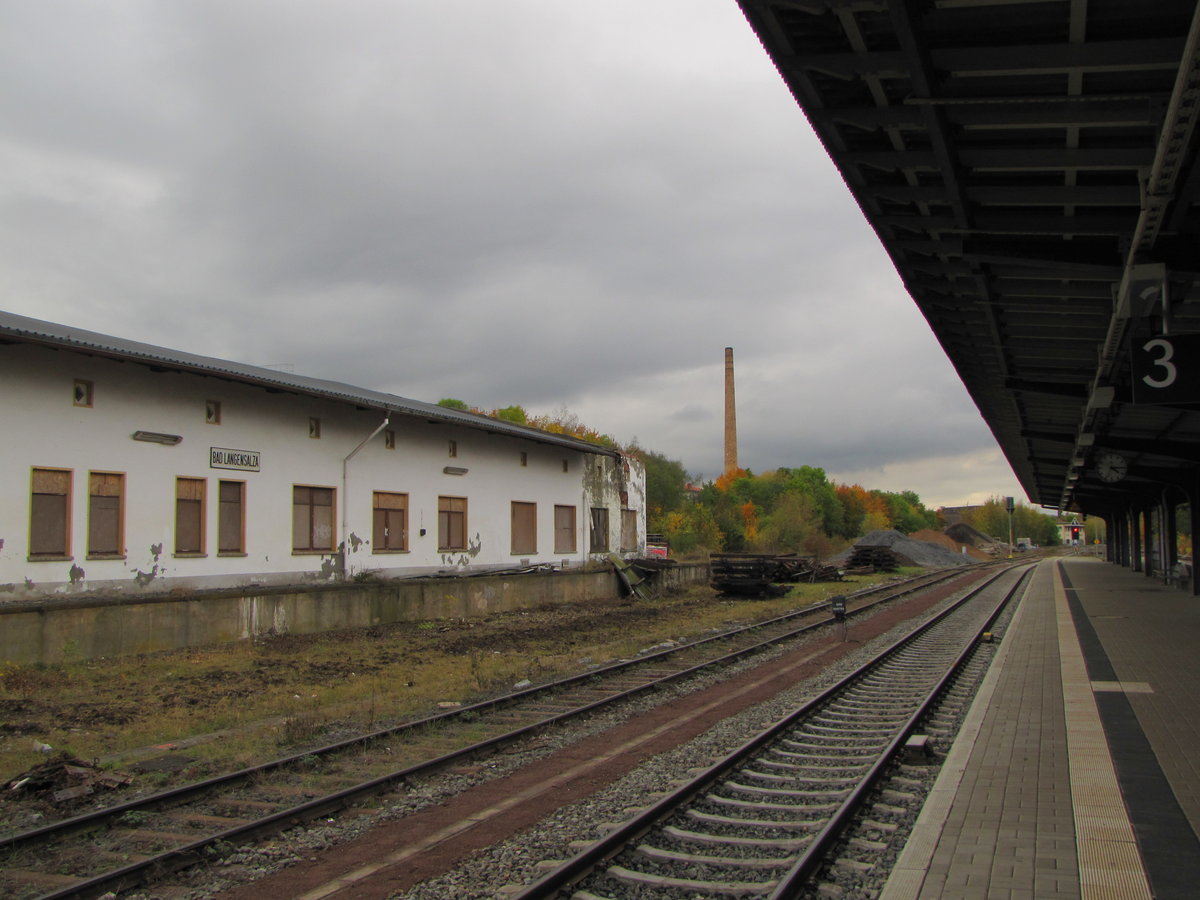 Der Bahnsteig 3 und die ehem. Güterabfertigung, am 22.10.2016 in Bad Langensalza.