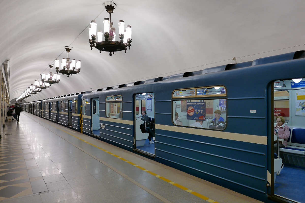 Der Bahnsteig der Station  Narwskaja  der Linie 1 der Metro St. Petersburg, 16.09.2017