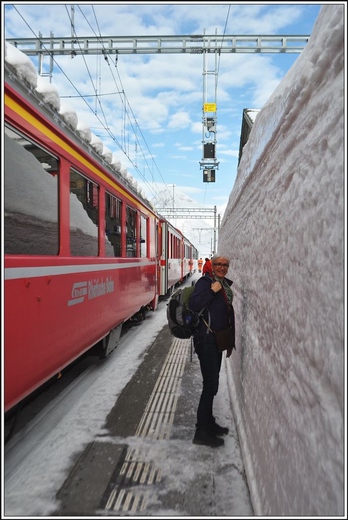 Der Bahnsteig wird immer schmaler und die Schneemauern immer höher in Ospizio Bernina 2253m. (21.02.2014)