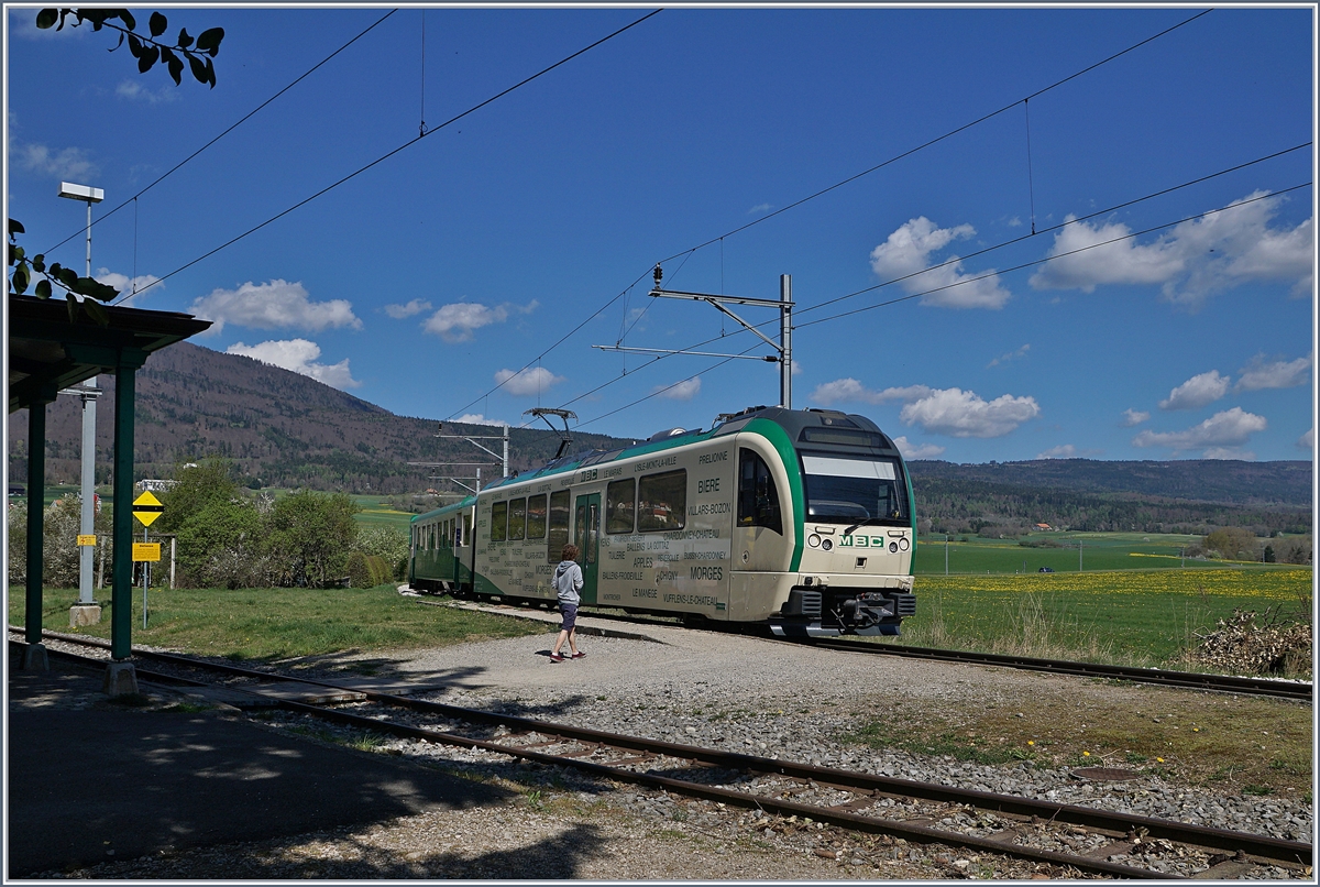 Der BAM Regionalzug 527 beim Halt in Montricher. 
10. April 2018