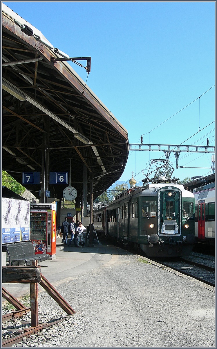 Der BDe 4/4 1643 wartet als  Historischer Train des Vignes  in Vevey auf seine Abfahrt.
8. April 2017  