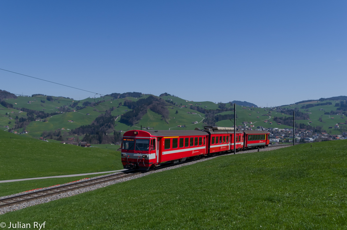 Der BDe 4/4 41 der Appenzeller Bahnen ist am 19. April 2015 in der Mitte zwischen zwei Steuerwagen eingereiht. Geführt von ABt 141 fährt der Zug oberhalb von Appenzell der Haltestelle Gontenbad entgegen.