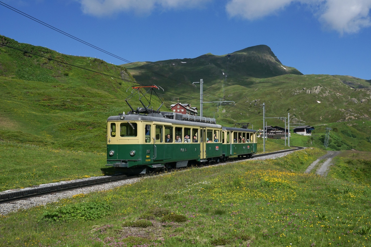 Der BDhe 4/4 106 nähert sich am 09.07.2016 gemeinsam mit dem Bt 270 dem Ziel Kleine Scheidegg.