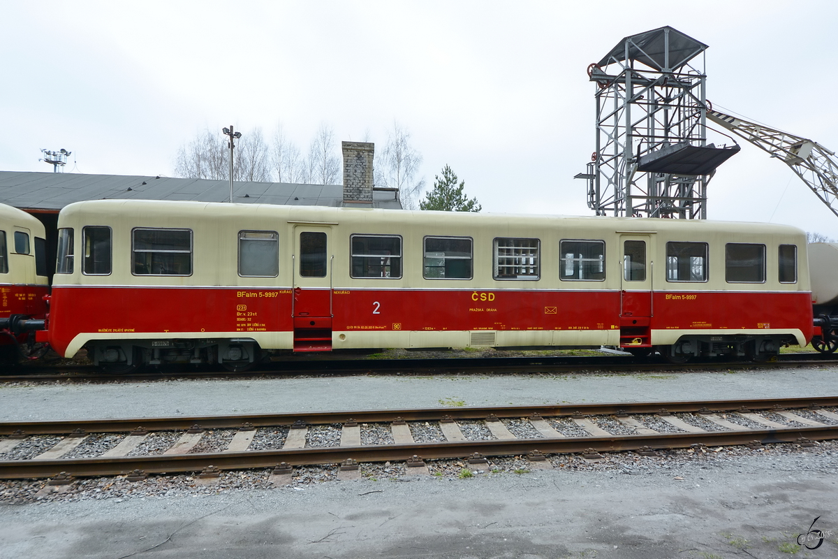 Der Beiwagen BFalm 5-9997 zum M 240 Anfang April 2018 im Eisenbahnmuseum Lužná u Rakovníka.