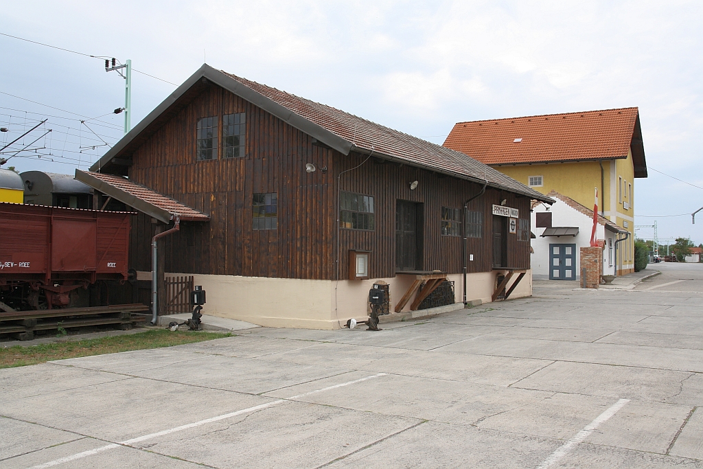 Der Bereich um das ehemalige Bahnhofsgebäude Mönchhof-Halbturn dient heute als Museum, wo liebevoll und umfangreich die Geschichte der Neusiedlerseebahn dokumentiert wird. Bild vom 10.September 2017.