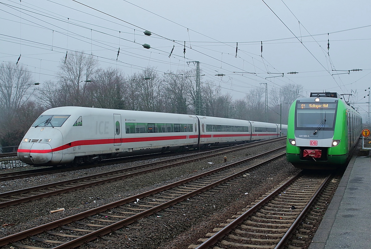 Der bereits in VRR-Grün lackierte 422 528-0 fährt am 12.01.2018 in Düsseldorf-Oberbilk ein, links ist der 402  Frankfurt (Oder)  in Richtung Abstellbahnhof unterwegs
