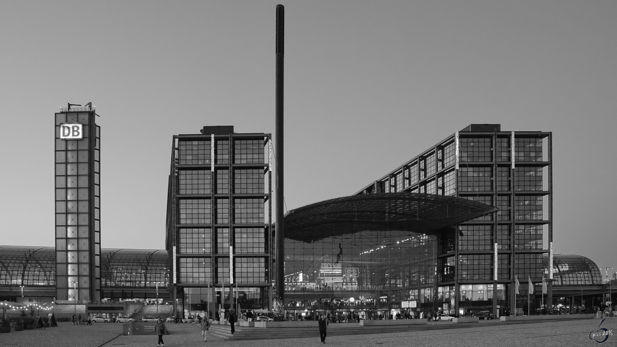 Der Berliner Hauptbahnhof wurde am 26. Mai 2006 feierlich eröffnet. (Oktober 2013)