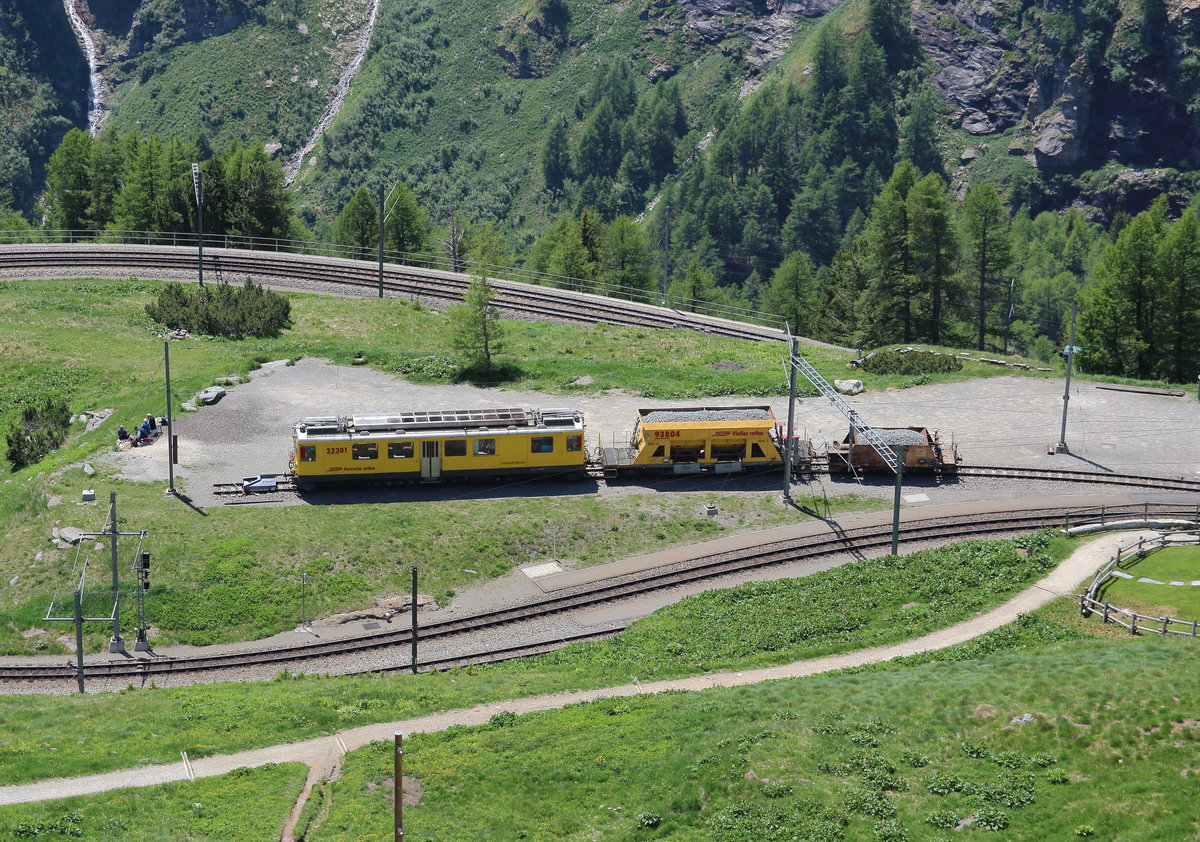 Der Bernina-Triebwagen ABe 4/4 II 48 wurde 2012 zum Xe 4/4 232 01 umgezeichnet und gehört nun Zum Bereich Infrastruktur der RhB, was die gelbe Farbgebung verdeutlicht. Hier steht er abgestellt mit zwei Schotterwagen im Bahnhof Alp Grüm.

Alp Grüm, 13. Juni 2017