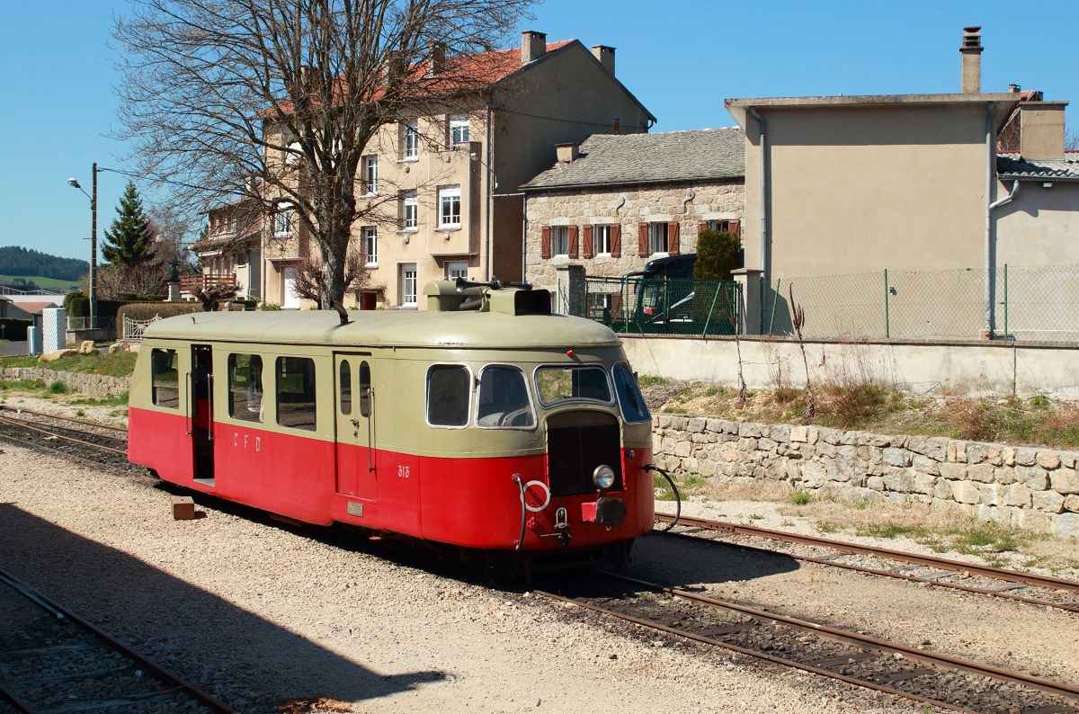 Der Billard A 80 D des Velay-Express ist am 08.04.2014 in Le Chambon-sur-Lignon angekommen