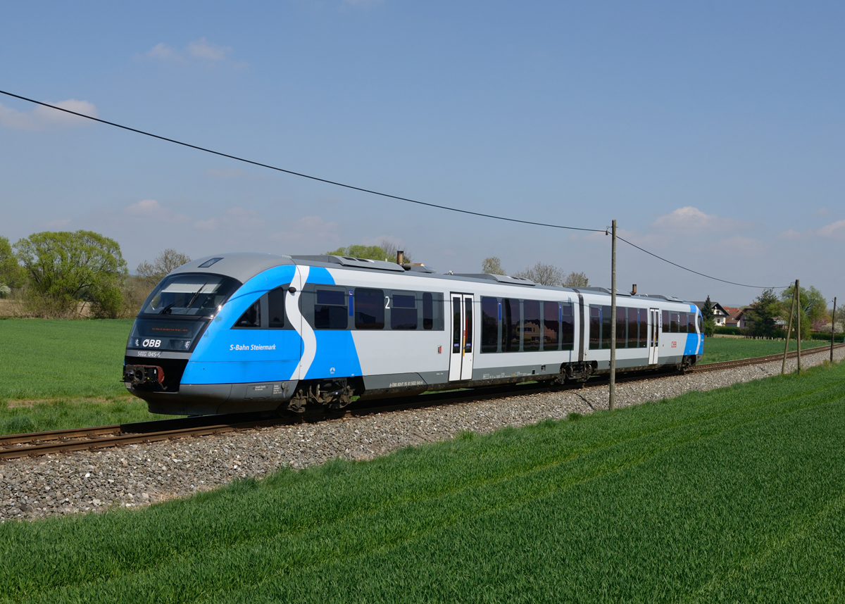 Der blaue für die  S-Bahn Steiermark  werbende 5022 045 war am Nachmittag des 11. Aprils 2016 als S51 von Bad Radkersburg nach Spielfeld-Straß unterwegs, und wurde von mir bei Halbenrain fotografiert. http://neue.radkersburger-bahn.at/Default.aspx