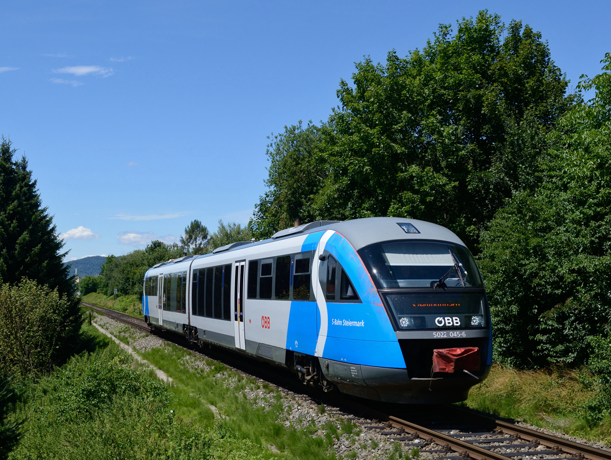 Der blaue für die steirische S-Bahn werbende 5022 045 war am frühen Nachmittag des 13. Juli 2017 als S-3 von Graz Hauptbahnhof nach Fehring unterwegs, und wurde von mir kurz vor Messendorf fotografiert.