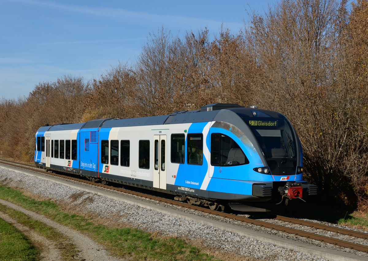 Der  blaue Landesbahner  war am 12. November 2015 als S31 von Weiz nach Gleisdorf unterwegs, und wurde von mir bei Albersdorf fotografiert.