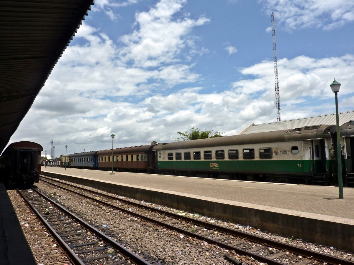 Der Blick auf einige abgestellte Personenwagen im Bahnhof von Maputo im Dezember 2014.