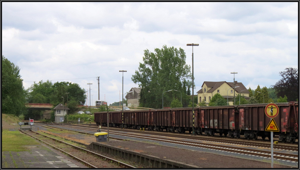 Der Blick auf die Gleianlagen am Bahnhof von Siershahn im Westerwald am 09.Juni 2015.
Hier findet noch regelmässig die Beladung von Ton in Rolldachwaggons statt.