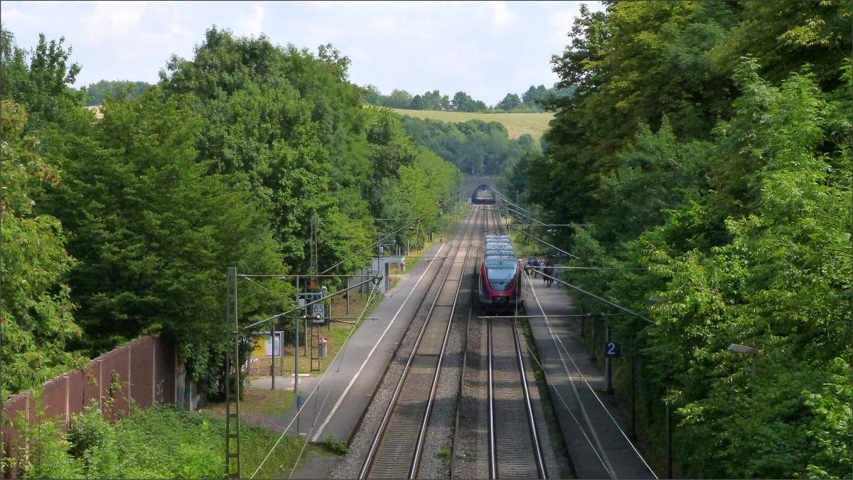 Der Blick auf die Kbs 480 von der Eilendorfer Brücke schweift in Richtung Nirmer Tunnel. Die Euregiobahn hat gerade den Haltepunkt Eilendorf erreicht und wird gleich die Fahrt nach Stolberg fortsetzen. Momentaufnahme vom 05.Juli 2017.